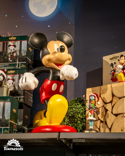 Figure de Mickey Mouse en décor de Noël Disney chez Tournesols.